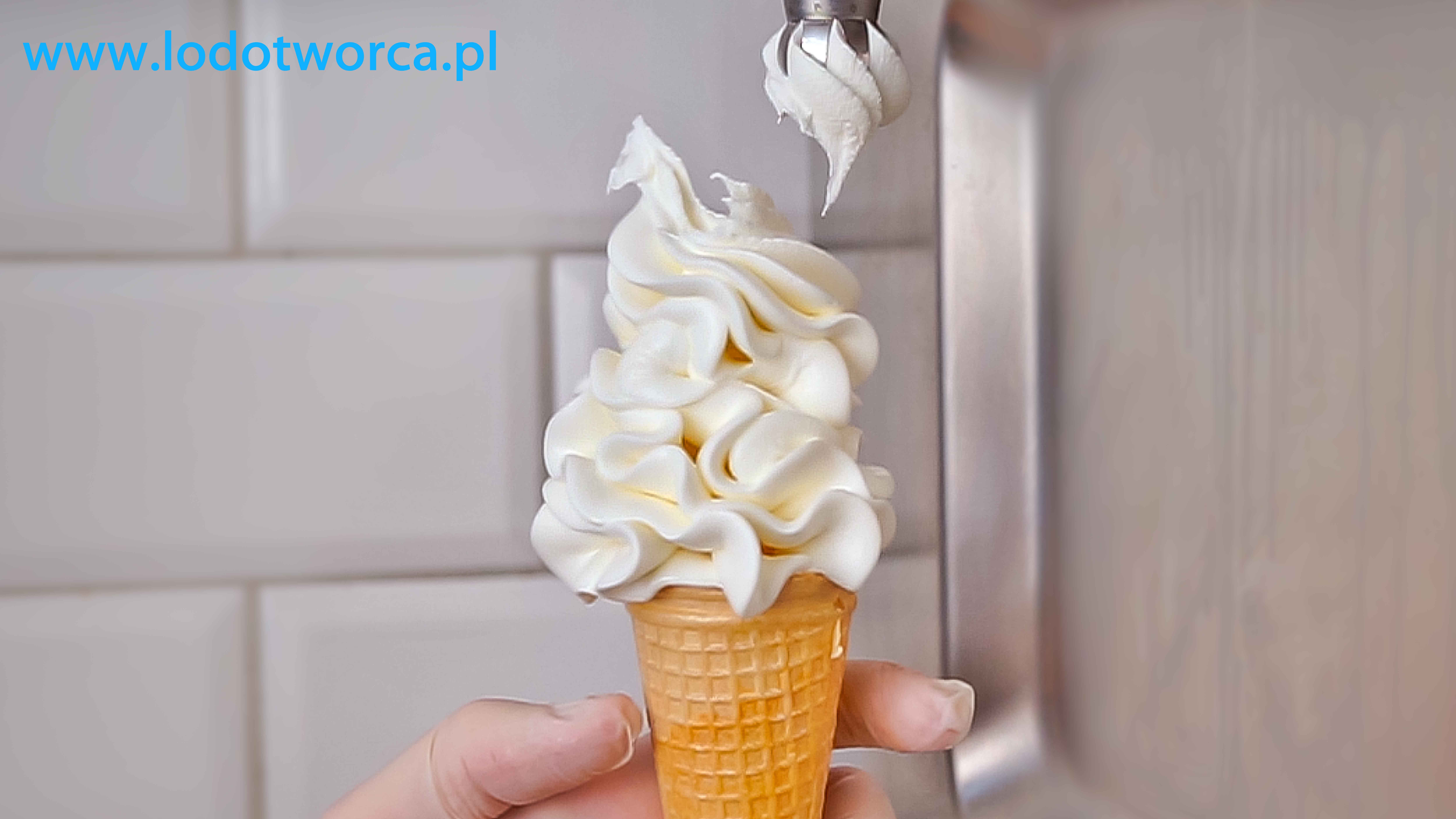Lody włoskie Rzeszów lodziarnia  rynek w Rzeszowie flurry ice cream shop Lodotwórca gelato sorbet milk shake kawa affogato mrożony jogurt bita śmietana centrum Rzeszowa.jpg