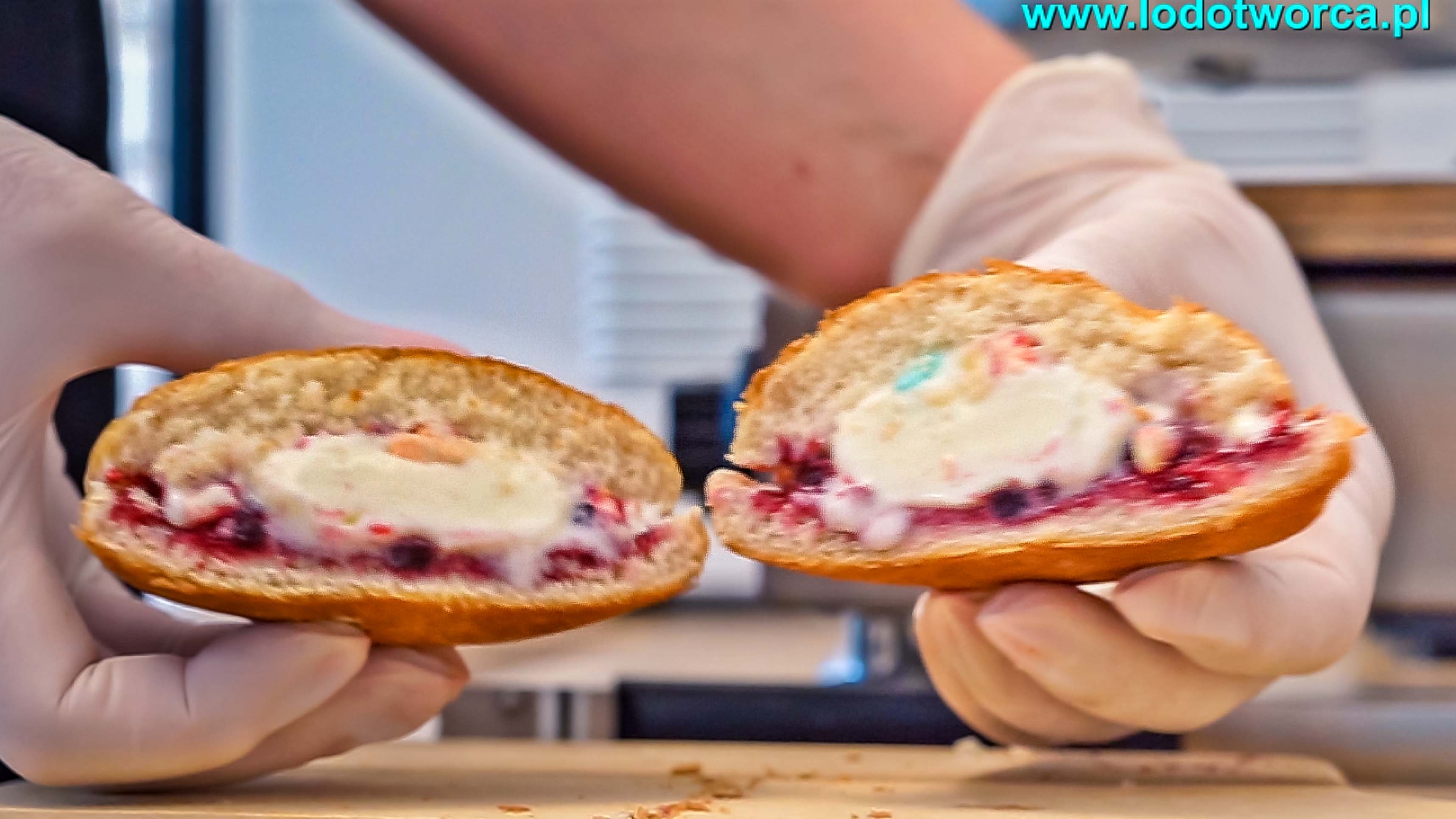 Lodoburgery Rzeszów kawiarnia shake milkshake mrożonyjogurt lód włoski sorbet kawa cafe rurki z kremem deser lodowy bita śmietana soki frappe posypki polewy.jpg